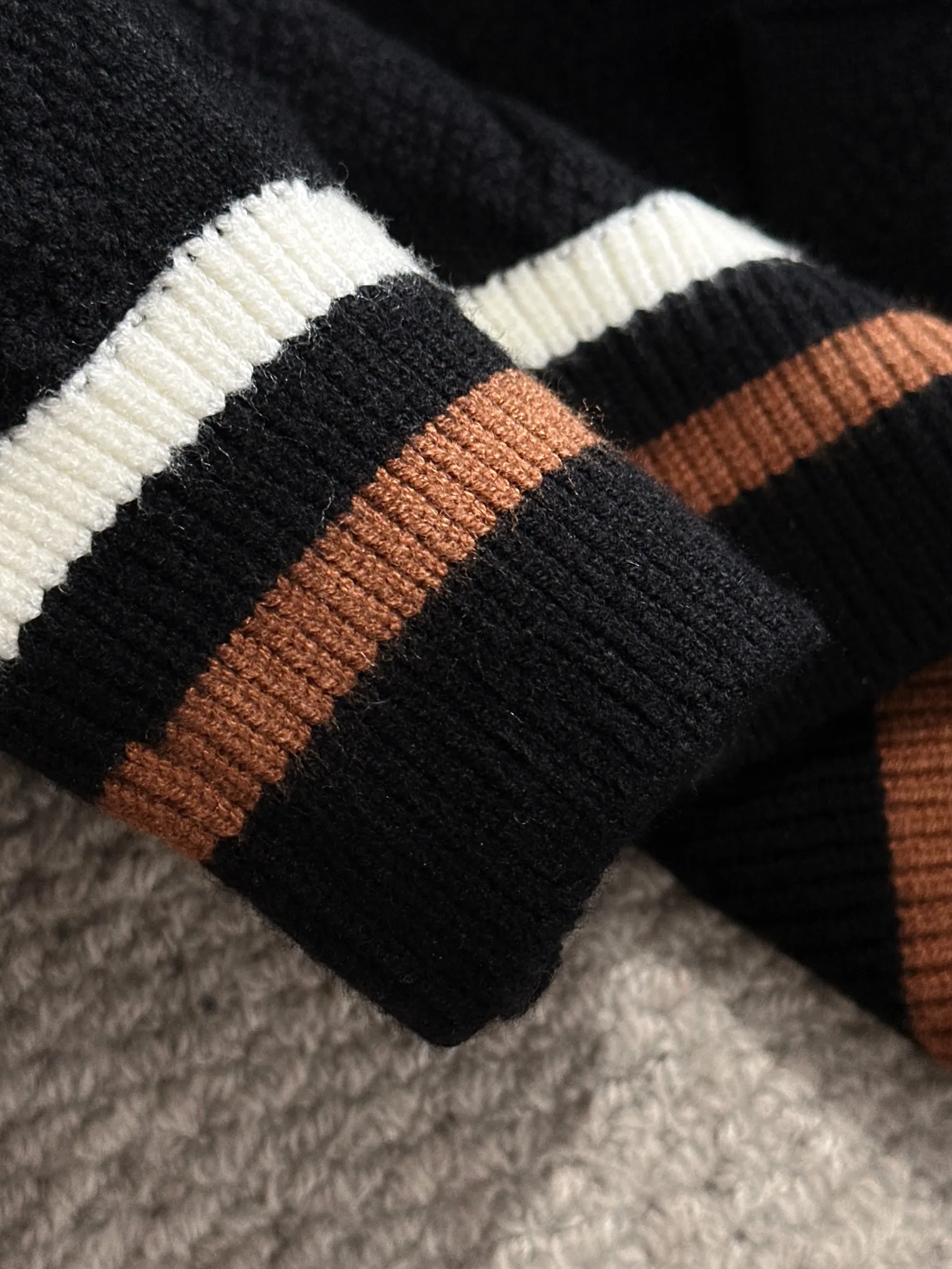Next day shipping P360 Big Goose 2025 official website latest autumn and winter sweaters, popular models are on sale at the same time at the counter! Specially made of wool blended fabric. It feels comfortable and can be directly in contact with the skin. The logo badge is exquisitely embroidered, which is extremely eye-catching! The details highlight the fashionable charm of big brands. Exquisite workmanship. Three-dimensional cutting style. The wearing effect is invincible and handsome! All three standards are complete! Size: M-3XL